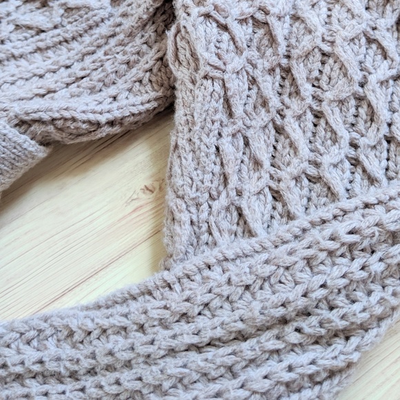 ⬇️Banana Republic Cable Knit Open Woven Sweater - Picture 2 of 5